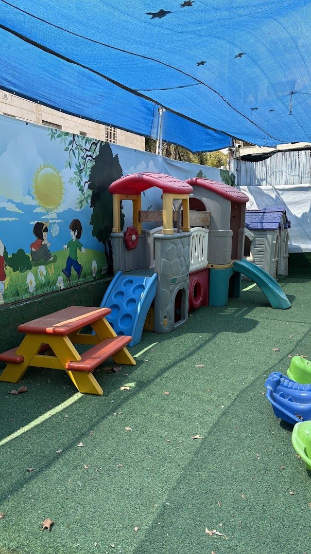 החצר המוצלת בסניף בן אליעזר, רמת גן